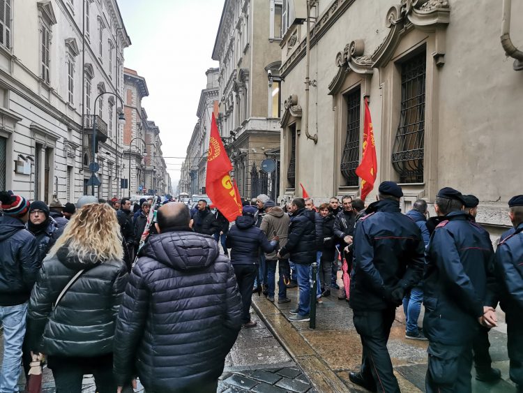 LAVORO – Manifestazione sotto la Regione degli operai delle aziende in crisi