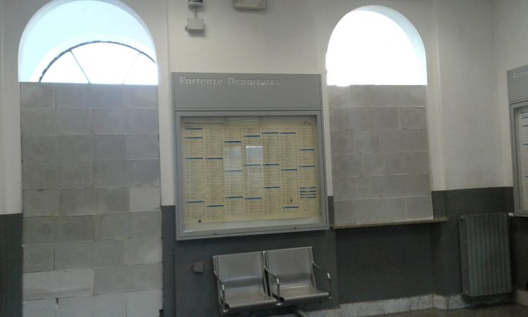 CARMAGNOLA – L’atro della stazione murato per evitare bivacchi
