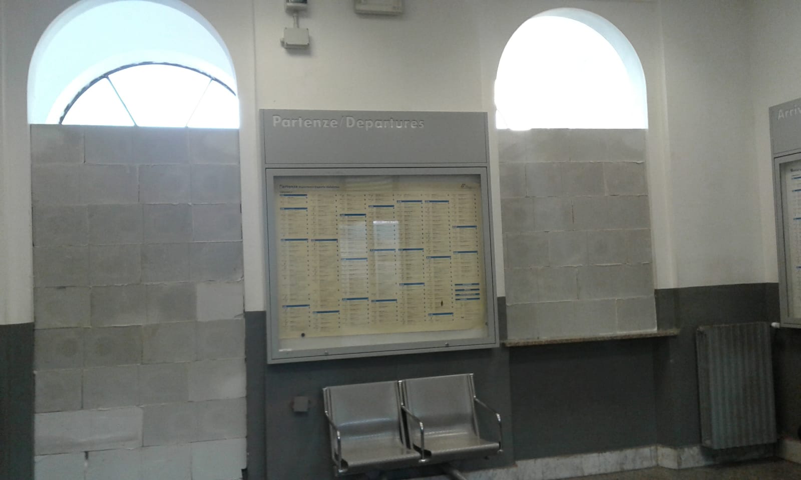 CARMAGNOLA – L’atro della stazione murato per evitare bivacchi