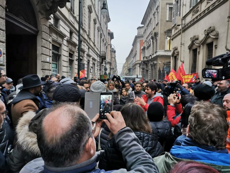 LAVORO – Lavoratori Mahle e di altre aziende in presidio sotto la Regione