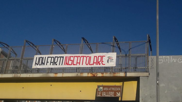 MONCALIERI – Striscione contro le Sardine in corso Trieste