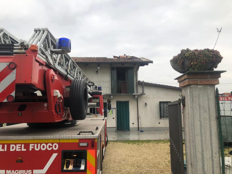 CARMAGNOLA – Incendio sul tetto di una casa a Vallongo