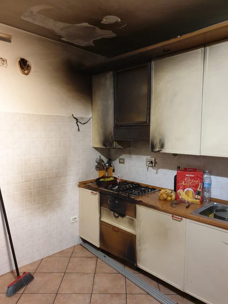 CARMAGNOLA – Incendio in appartamento: bombola del gas rischiava di esplodere