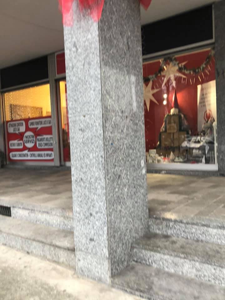 VINOVO – Vandali strappano le luci di Natale in piazza Marconi