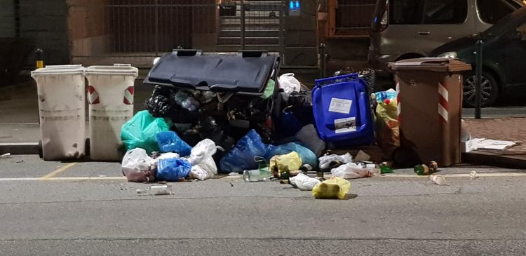 MONCALIERI – Cassonetti rifiuti strapieni ribaltati in strada