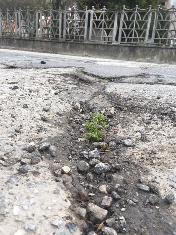 LA LOGGIA – Strade colabrodo al villaggio Castello: protesta dei residenti