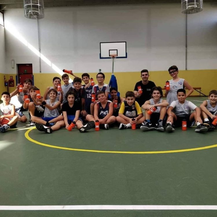 NICHELINO – Borracce plastic free anche tra i giovani campioni del basket