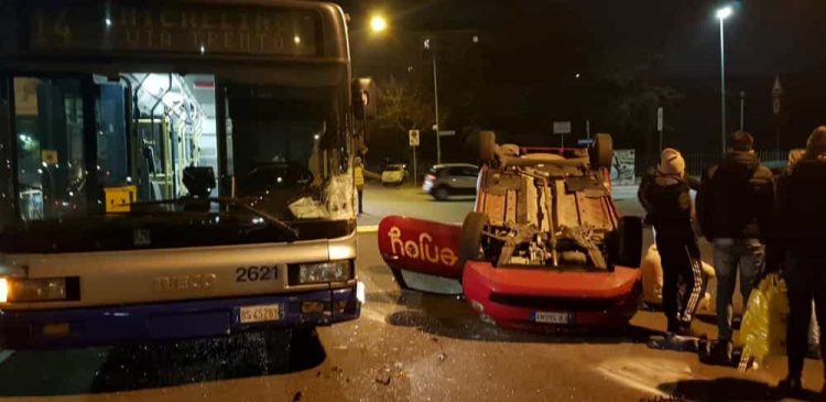 500 Enjoy si schianta contro un bus ribaltandosi