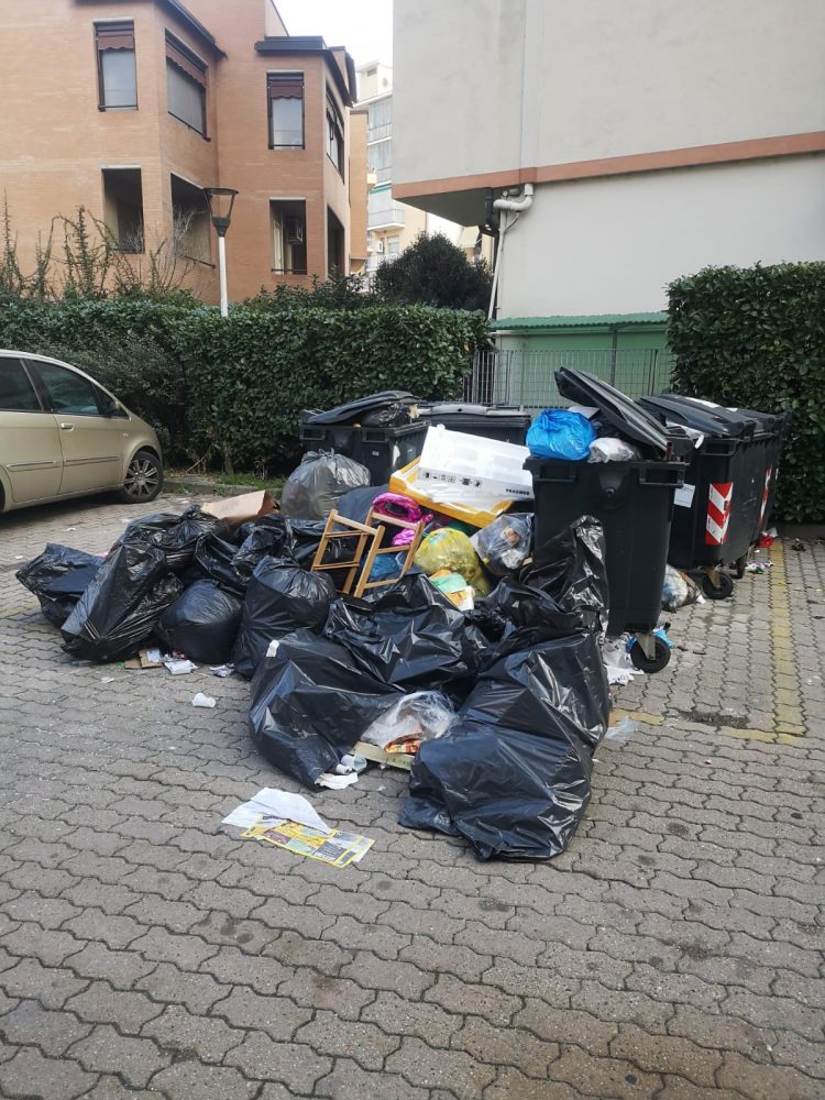 NICHELINO – Nuovo scempio di rifiuti in via XXV Aprile