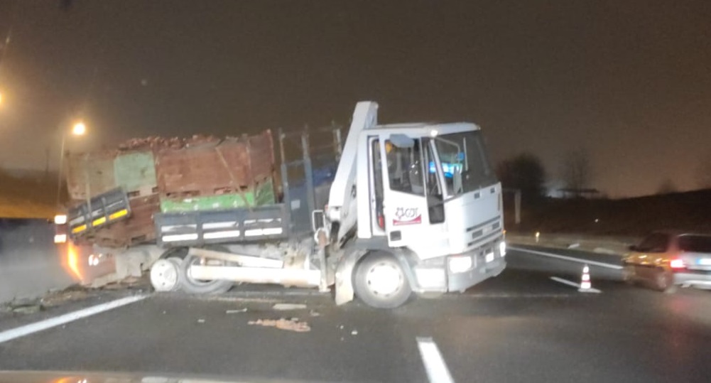 NICHELINO – Camion rubato si schianta in tangenziale dopo 800 metri in retromarcia