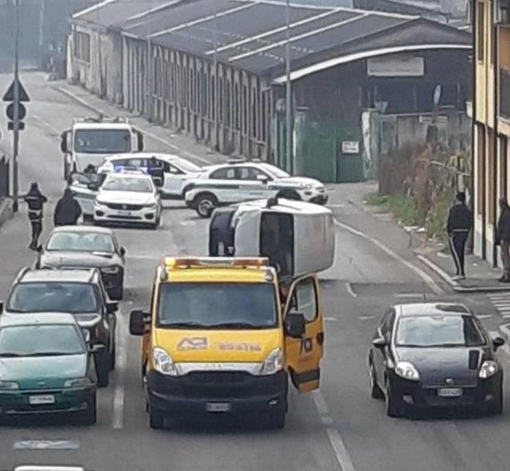 MONCALIERI – Perde il controllo del veicolo e si ribalta in strada Vignotto