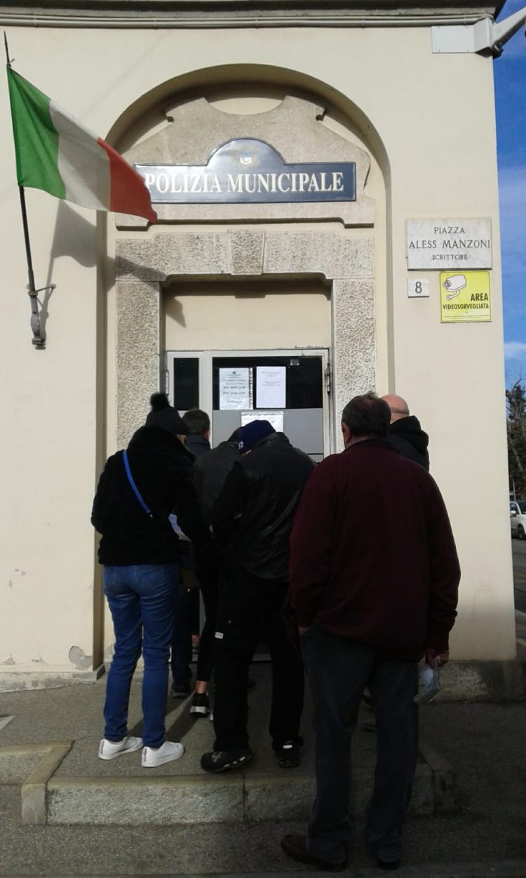 CARMAGNOLA – Code all’ingresso del comando dei vigili per le multe dell’autovelox