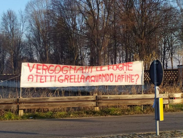 VINOVO – Lo striscione sulla provinciale per protestare contro il cantiere eterno