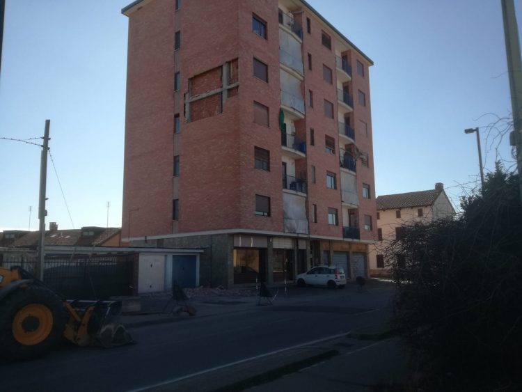 SANTENA – Il vento forte fa crollare parte della facciata di un palazzo