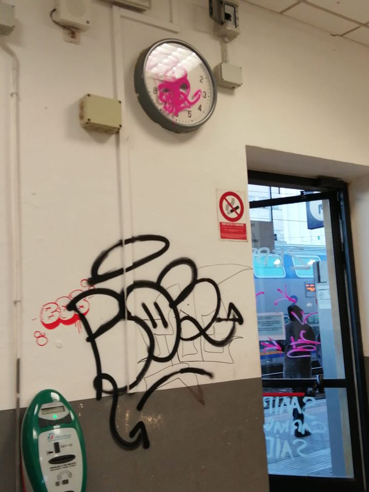 CARMAGNOLA – Vandali di nuovo in azione alla stazione