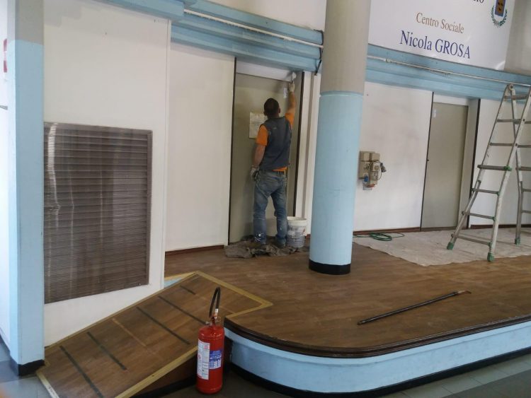 NICHELINO – Anziani del centro Grosa ridipingono le mura