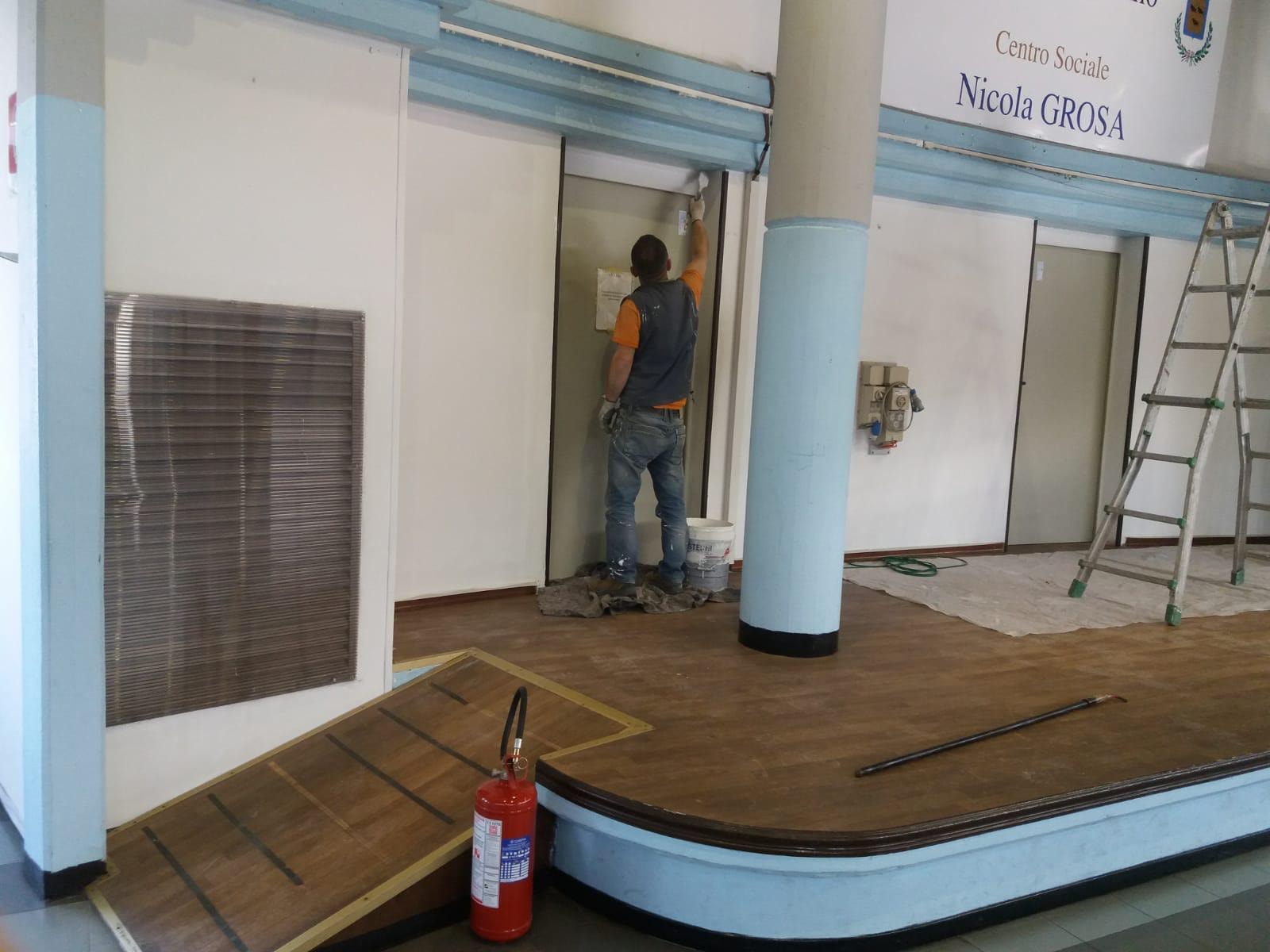 NICHELINO – Anziani del centro Grosa ridipingono le mura
