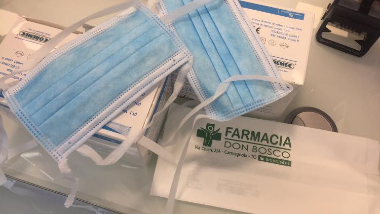 CARMAGNOLA – La farmacia rimette a disposizione le mascherine, ma le razionalizza