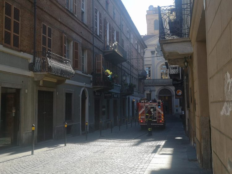 MONCALIERI – Principio di incendio in un alloggio di via Carlo Alberto