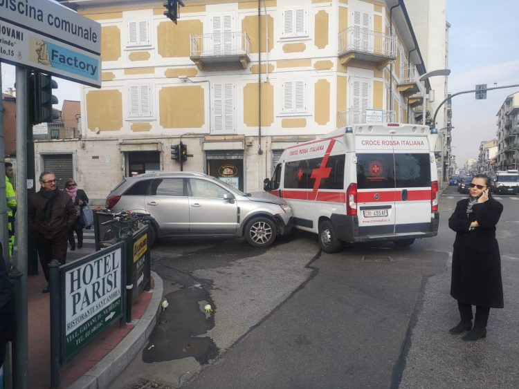 NICHELINO – Scontro tra auto e ambulanza in sirena: due feriti