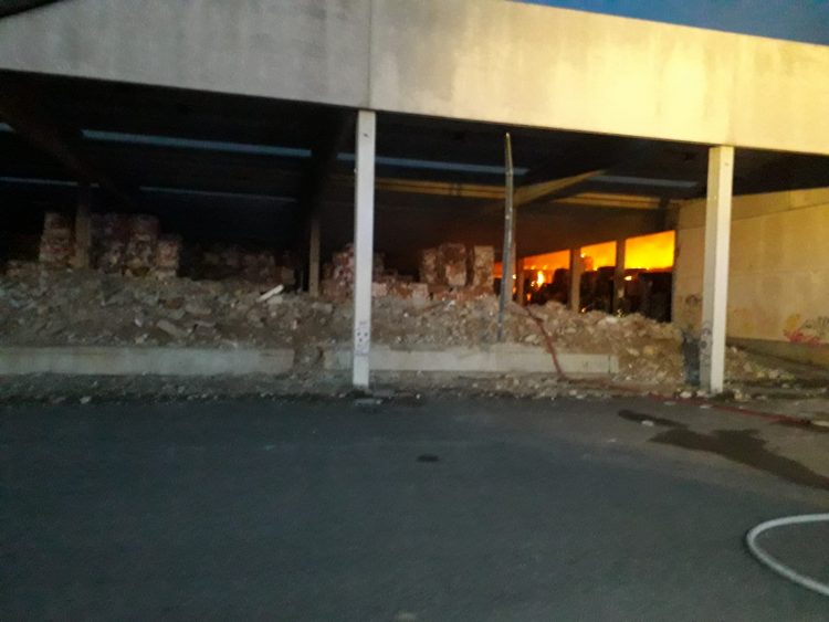 CANDIOLO – Rogo all’ex mattatoio: bruciano cataste di carta