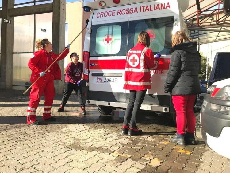 MONCALIERI – I ragazzi aiutano la Croce rossa a pulire i mezzi