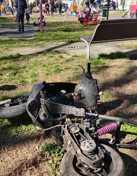 NICHELINO – Proteste per il motorino distrutto e abbandonato nel parco dei bambini