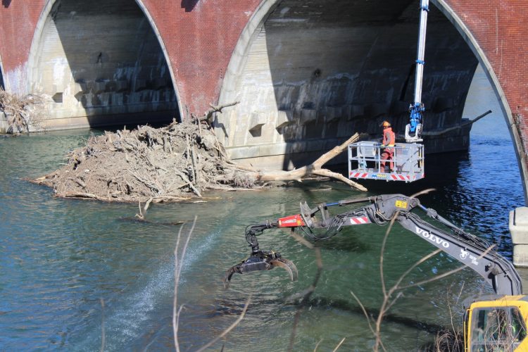 MONCALIERI – Ripulite le arcate del ponte vecchio da alberi e rami