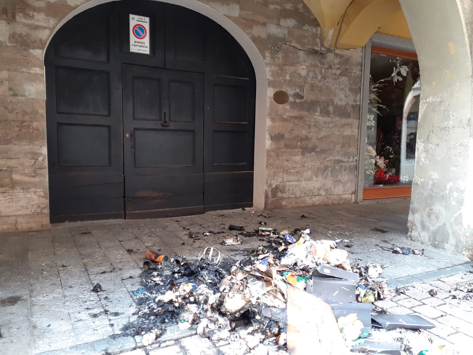 CARMAGNOLA – Piromane in azione contro i cassonetti della differenziata