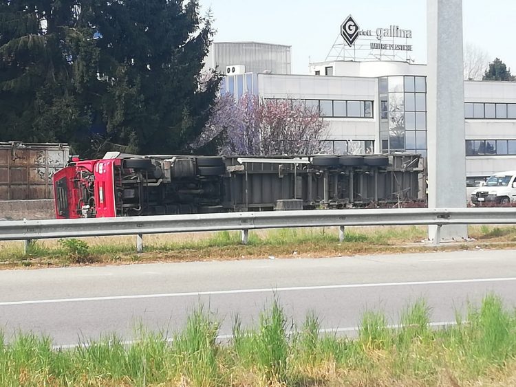 LA LOGGIA – Si ribalta un tir lungo la provinciale 20