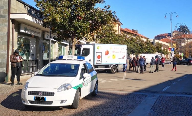 TROFARELLO – Mercato settimanale cancellato per il virus, rabbia dei mercatali