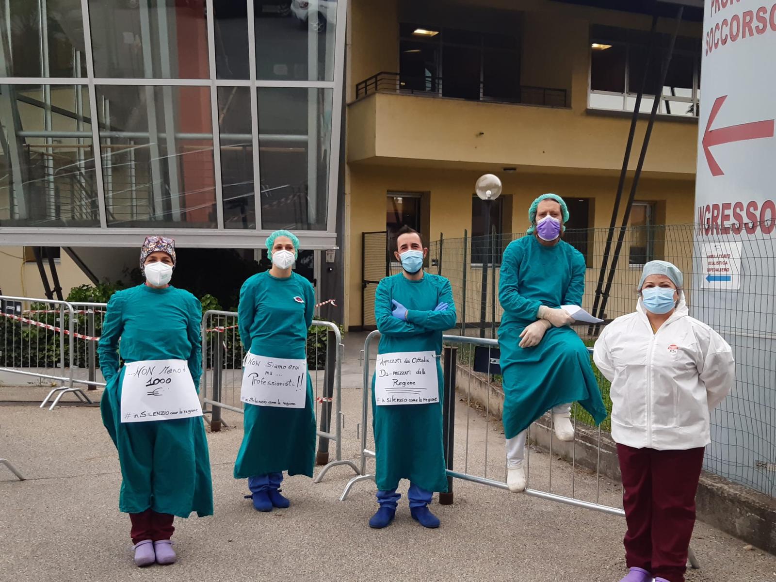 VIRUS – Protesta dei medici all’esterno degli ospedali