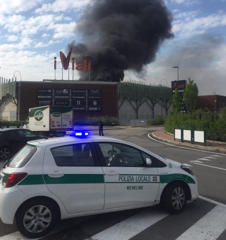 NICHELINO – Maxi incendio sul tetto dei “Viali”. Centro commerciale chiuso