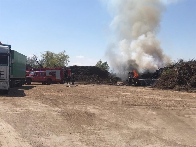 VINOVO – Incendio devasta escavatore e legnaia: indagini della polizia locale