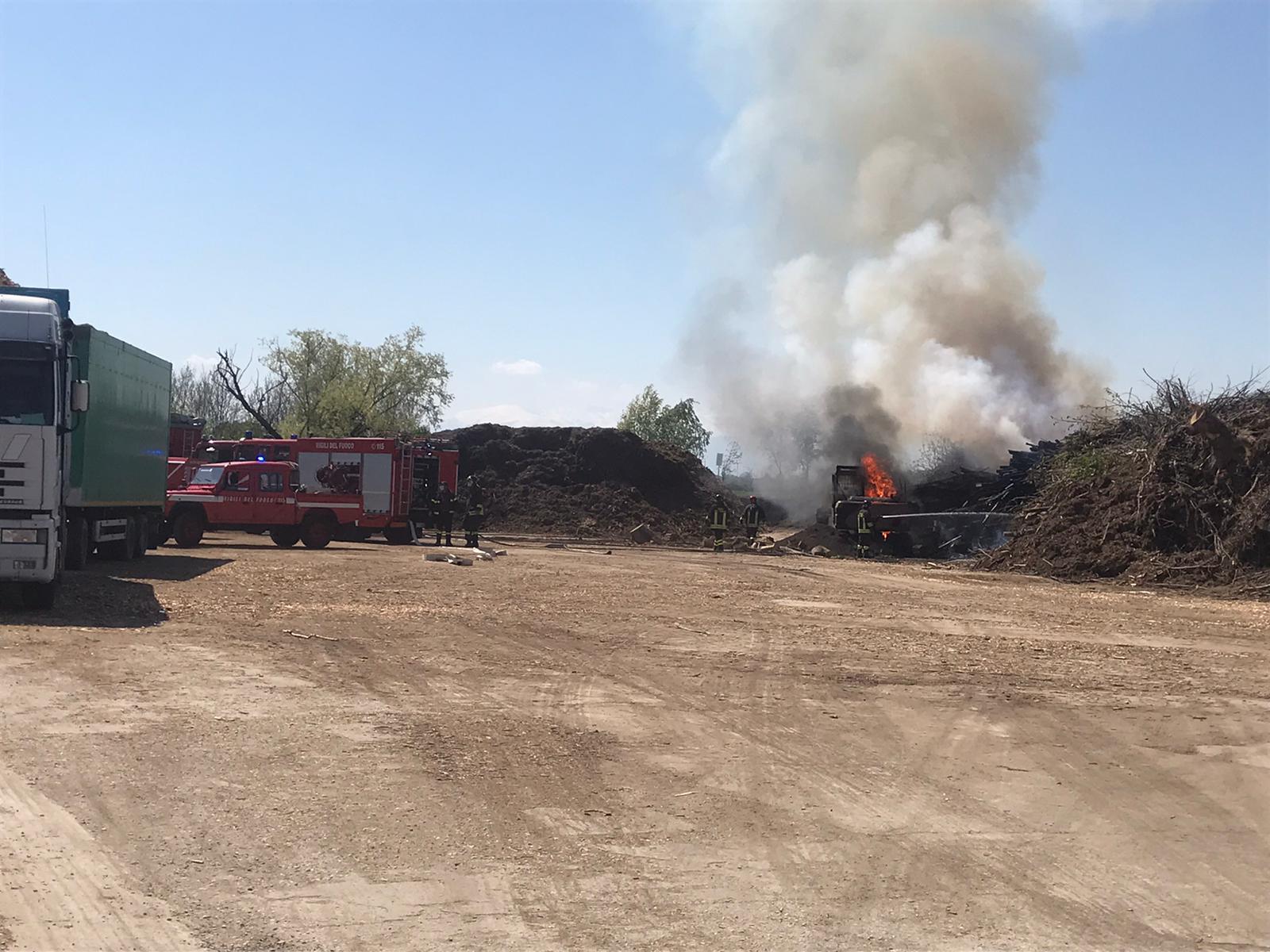 VINOVO – Incendio devasta escavatore e legnaia: indagini della polizia locale