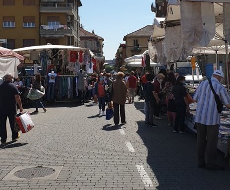 MONCALIERI – Oltre mille persone al mercato di Borgo San Pietro