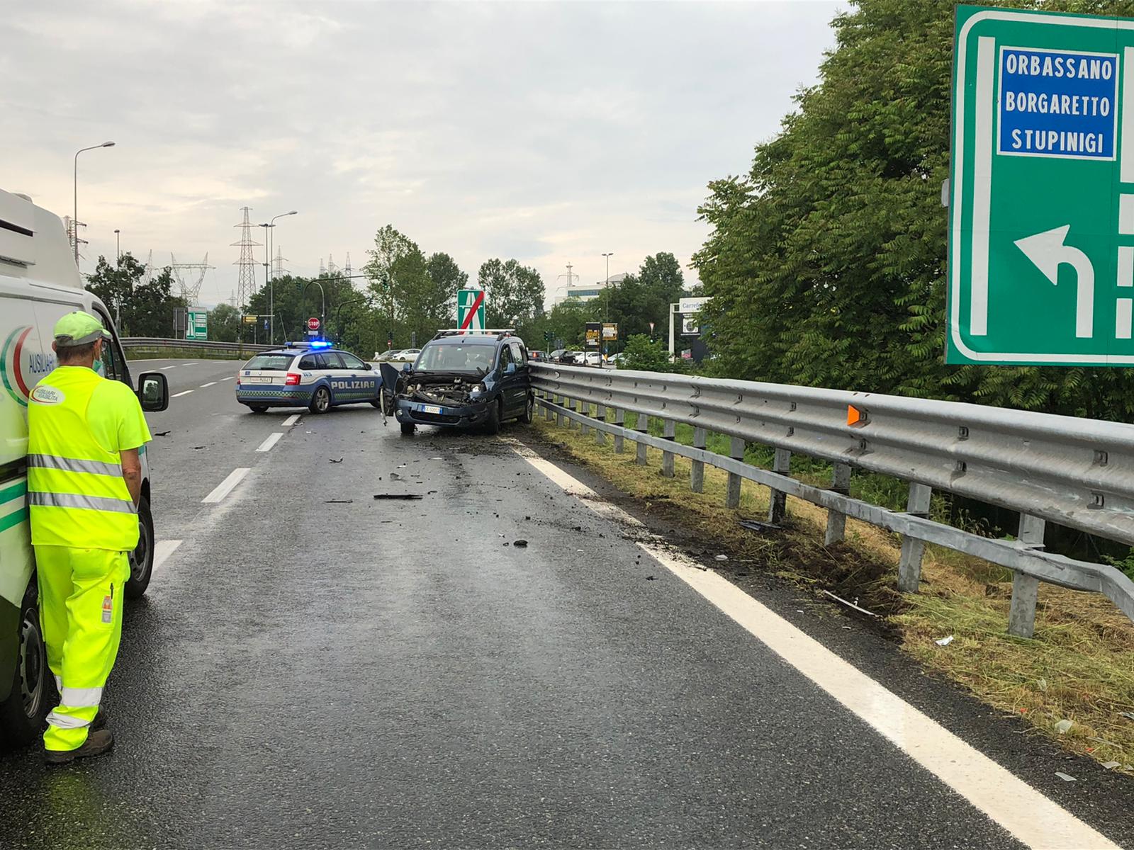 NICHELINO – Pirata della strada tampona auto e scappa