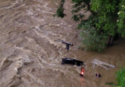 MONCALIERI – Camioncino in acqua per la furia del Po