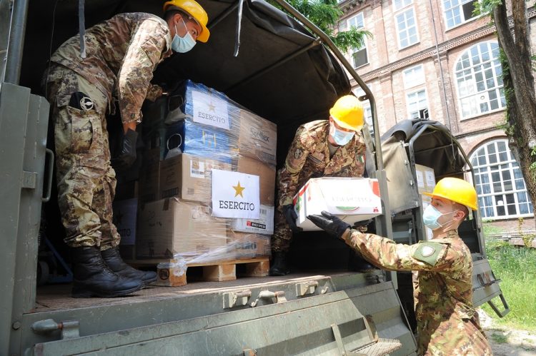 SOLIDARIETA’ – L’esercito dona tremila chili di alimenti al Torinese