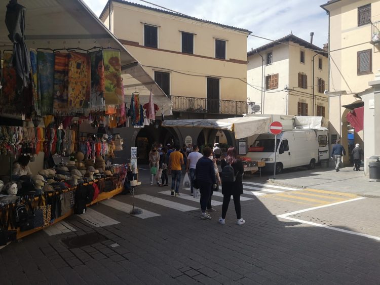 CARMAGNOLA – Fila liscio il ritorno del mercato in via Valobra