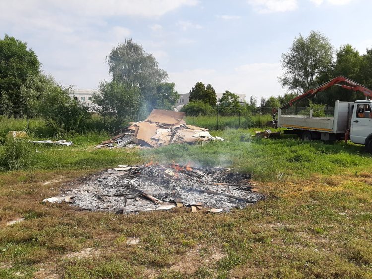 CARMAGNOLA – Dà fuoco alla baracca abusiva e viene denunciato