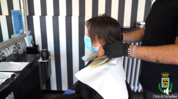 NICHELINO – Un video tutorial dei parrucchieri per convincere la Regione ad anticipare i tempi di riapertura