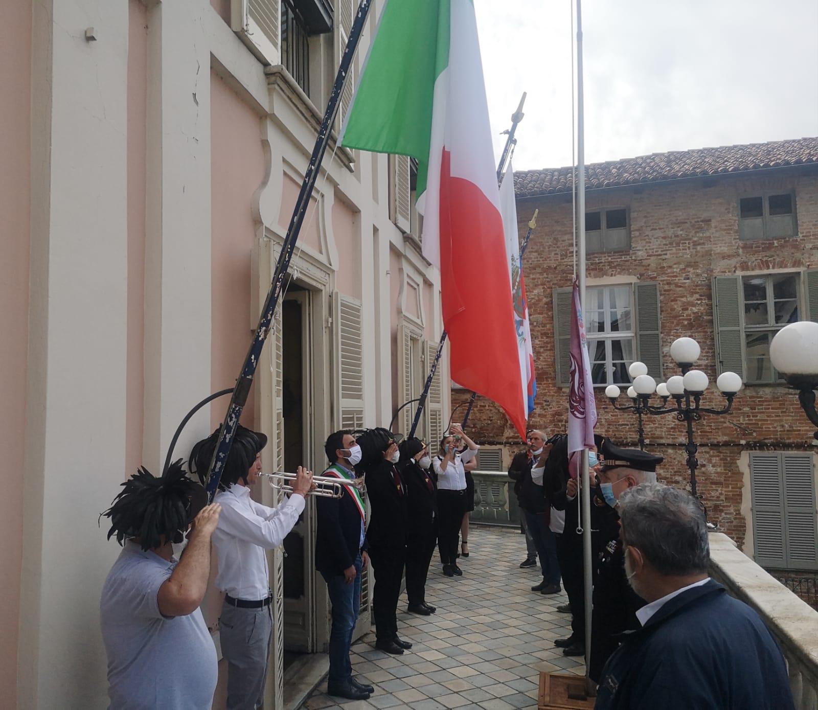 MONCALIERI – Anniversario dei Bersaglieri: alzabandiera sul balcone del Comune
