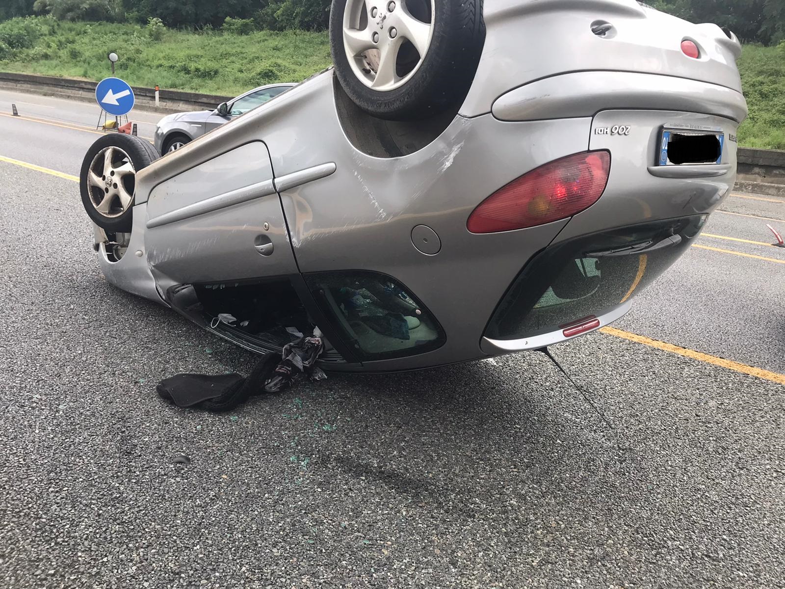 NICHELINO – Si ribalta un’auto in tangenziale: paura vicino allo svincolo