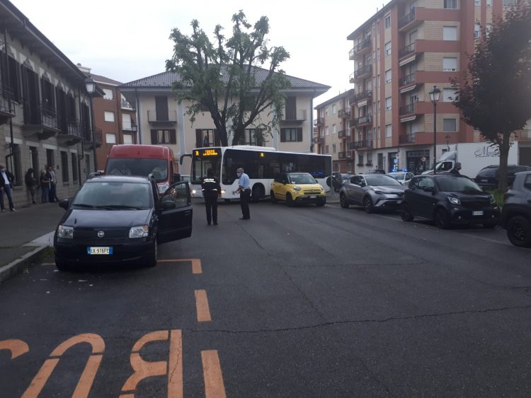 MONCALIERI – Sosta selvaggia in piazza Failla: l’autobus resta bloccato e fioccano le multe