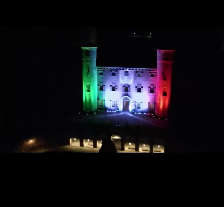 MONCALIERI – Castello illuminato con il tricolore per la lotta alla pandemia