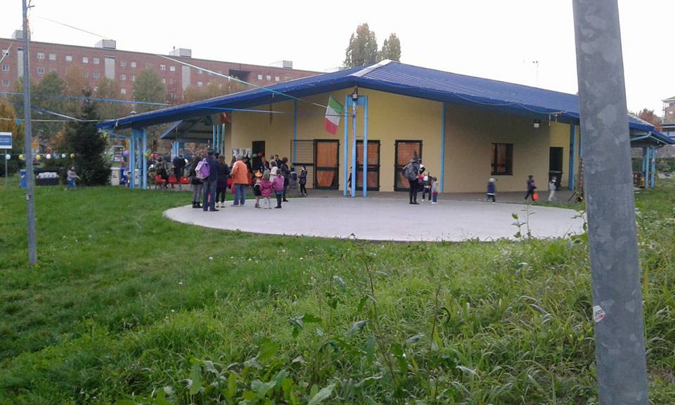 NICHELINO – Vandali al centro di quartiere Castello: sfasciati bidoni dei rifiuti e bottiglie di vetro