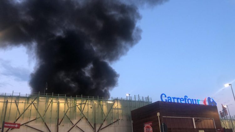 NICHELINO – Incendio al Carrefour: probabile un corto circuito al fotovoltaico