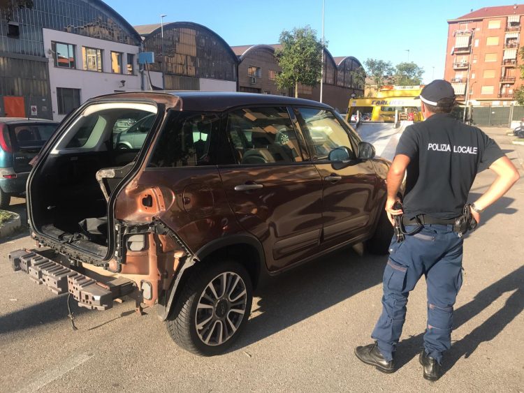 NICHELINO – Auto rubata e smontata di parti di carrozzeria trovata dalla polizia locale