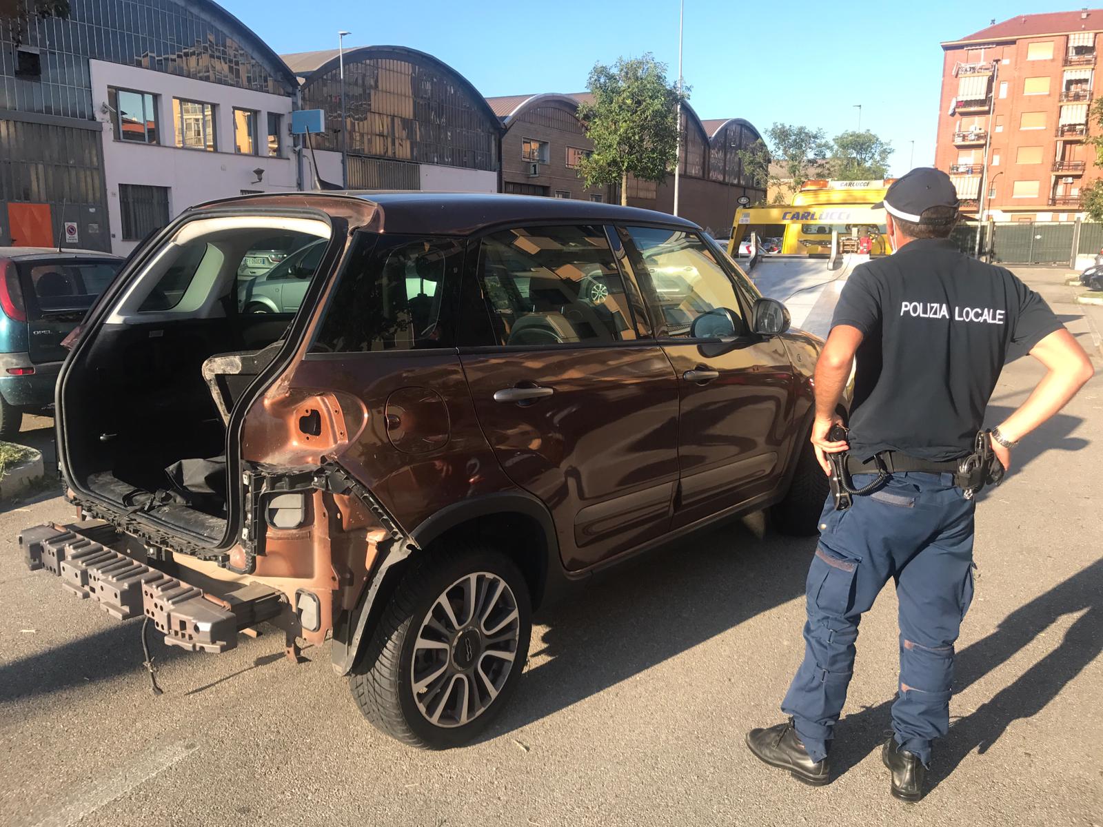 NICHELINO – Auto rubata e smontata di parti di carrozzeria trovata dalla polizia locale